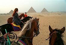 Kairo, Ägypten. <br>April 1997.<br><br>Photograph: David Gannon<br><br>E-mail: David.Gannon@gmx.de