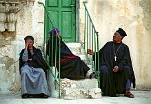 Altstadt, Jerusalem.<br><br>Koptische Christen vor ihrer Kapelle.<br><br>Juli 2004.<br><br>Photograph: David Gannon<br><br>E-mail: David.Gannon@gmx.de