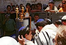 Klagemauer, Jerusalem.<br><br>Ein Jugendlicher feiert mit seiner Familie Barmitzwa.<br>Juli 2004.<br><br>Photograph: David Gannon<br><br>E-mail: David.Gannon@gmx.de