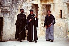 Altstadt, Jerusalem.<br><br>Koptische Christen vor ihrer Kapelle.<br><br>Juli 2004.<br><br>Photograph: David Gannon<br><br>E-mail: David.Gannon@gmx.de