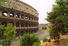 Rom, Italien. <br>Colosseum.<br>Juni 2003.<br><br>Photograph: David Gannon<br><br>E-mail: David.Gannon@gmx.de