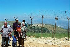 Süden, Libanon. <br><br>Der ehemals besetzte Südlibanon zwei Tage nach dem Abzug der israelischen Armee. <br><br>Mai 2000.<br><br>Photograph: David Gannon<br><br>E-mail: David.Gannon@gmx.de