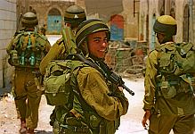 Hebron, Palästina. <br>Juli 2004.<br><br>Photograph: David Gannon<br><br>E-mail: David.Gannon@gmx.de