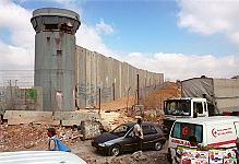 Ramallah, Palästina. <br><br>Checkpoint zwischen Ramallah und Jerusalem.<br><br>Juli 2004.<br><br>Photograph: David Gannon<br>