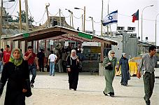 Ramallah, Palästina. <br><br>Checkpoint zwischen Ramallah und Jerusalem.<br><br>Juli 2004.<br><br>Photograph: David Gannon<br><br>E-mail: David.Gannon@gmx.de